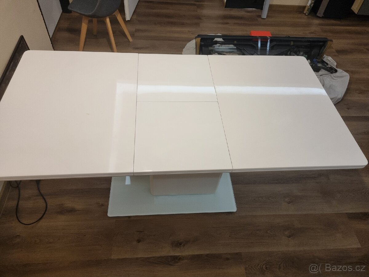 Bílý jídelní stůl - 10