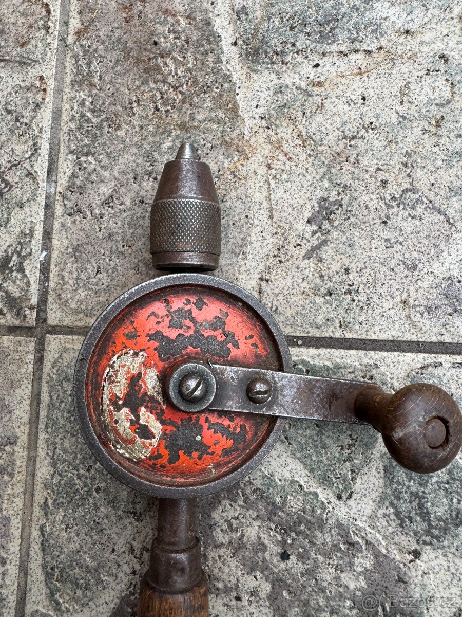 Starý samosvorný klíč - hasák a starou ruční vrtačku - 10