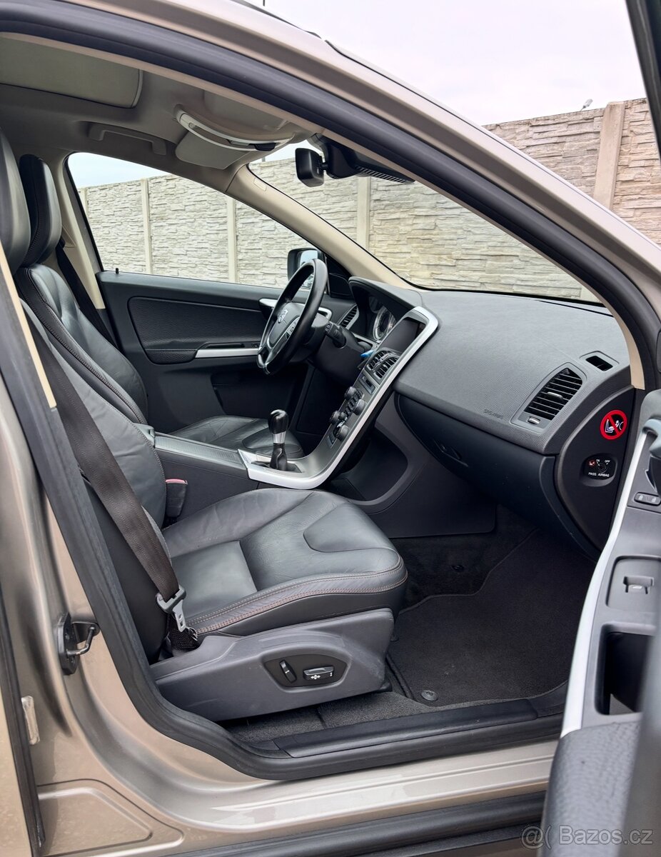 VOLVO XC60 2.4 D3 AWD SUMMUM •Ťažné •Manuál •Panorama - 10