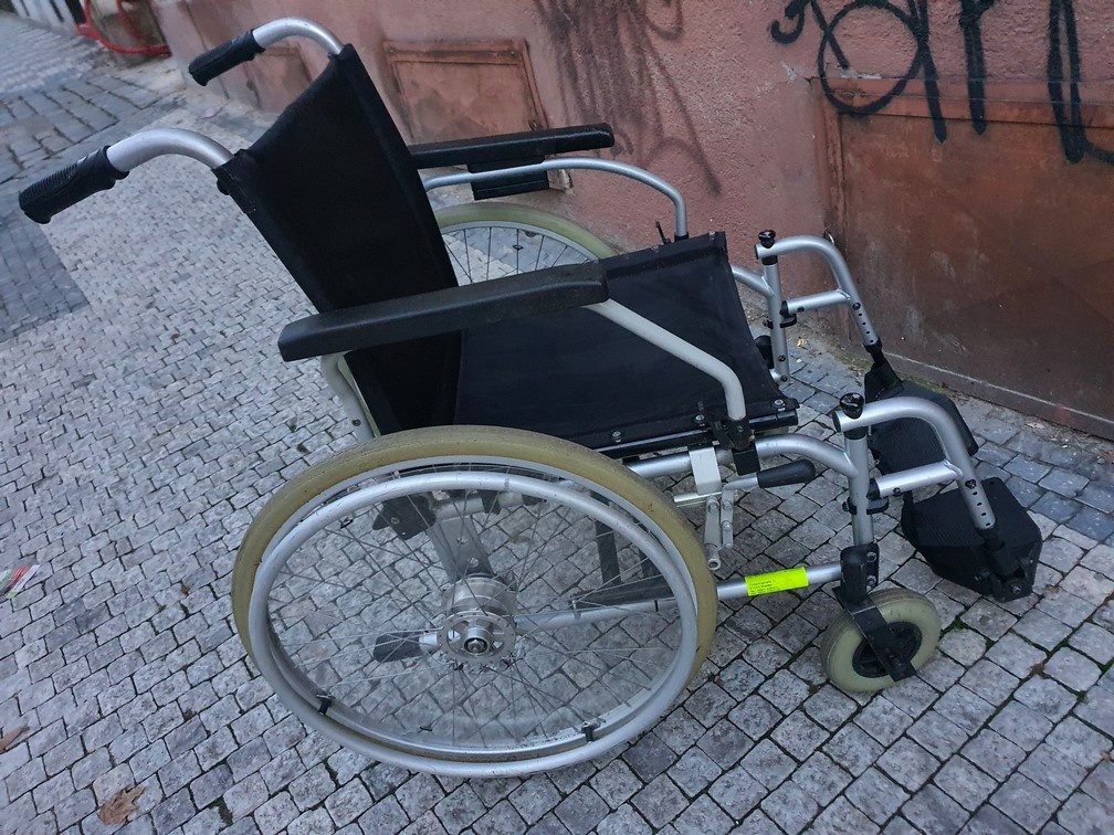 široký a skládací invalidní vozík PLNÁ kola - 10