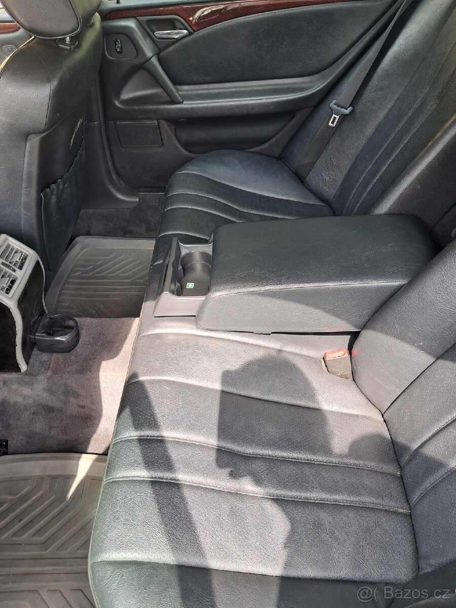 Mercedes E 220 D - 10