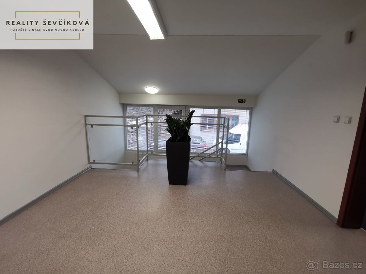 Pronájem komerčního objektu 300 m 2 + 400 m2 zpevněné plochy - 10