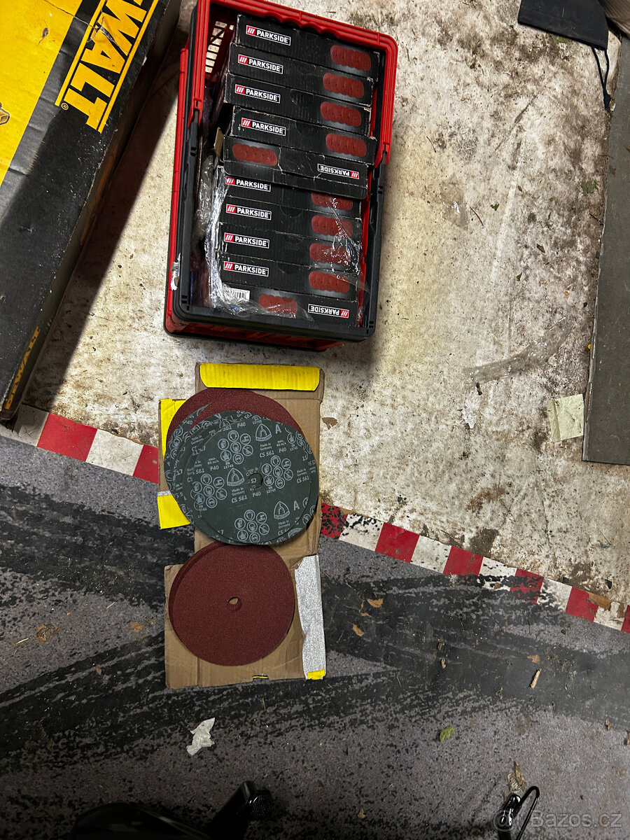 TÉMĚŘ NOVÁ Úhlová bruska 180mm DeWALT DWE4557 - 10