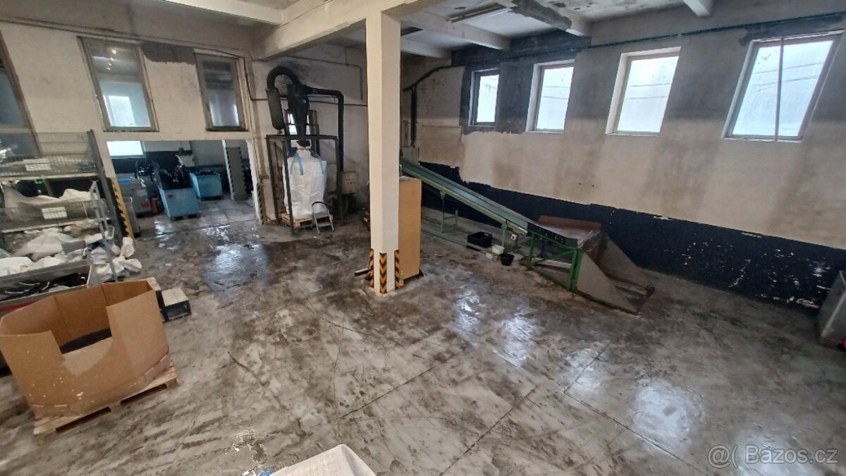 Prodej skladového prostoru 1.751m2 s vilou pro ubytování v H - 10