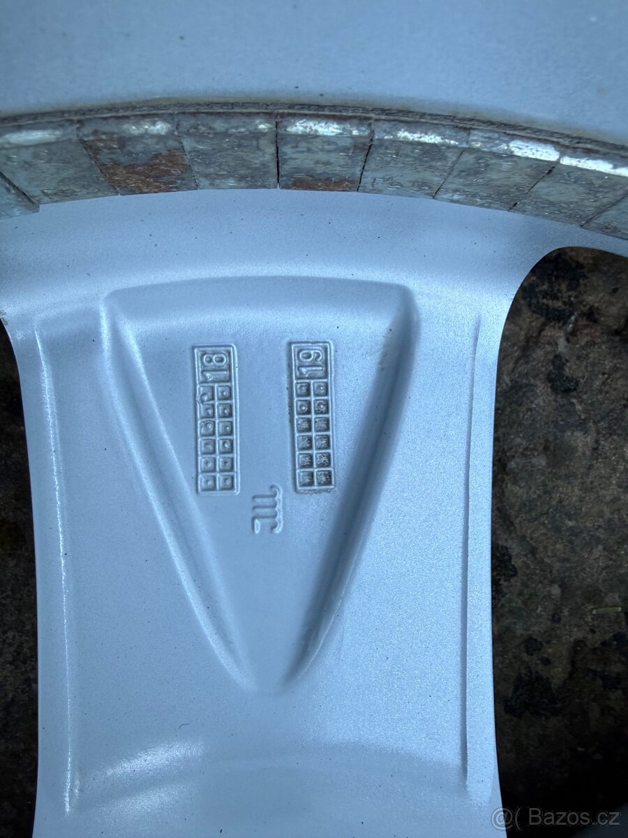 Jeep Wrangler 18 kola, zimní pneu 90%, čidla tlaku TMPS - 10