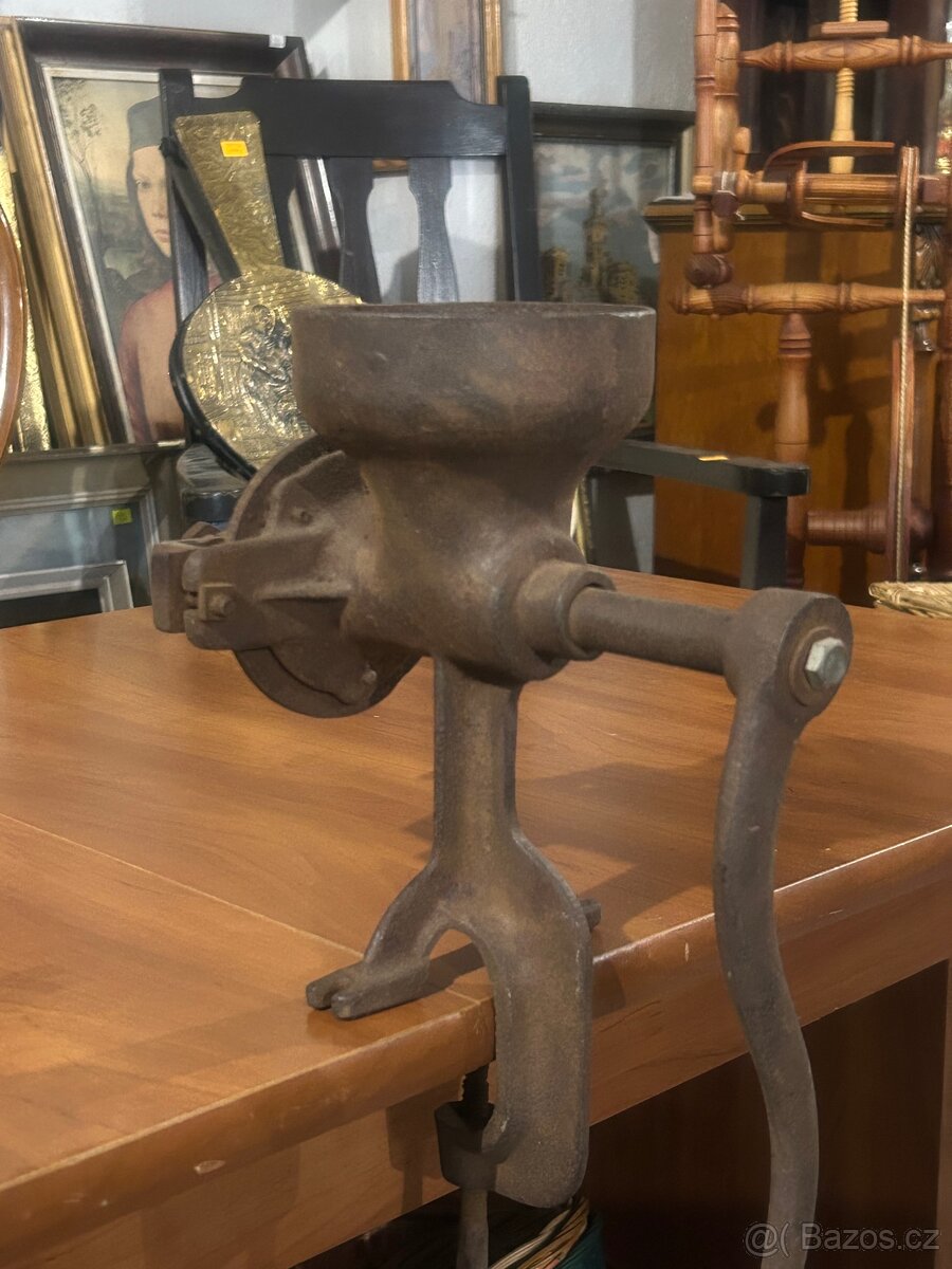 Starý litinový mlýnek na obilí / šrotovník - 10