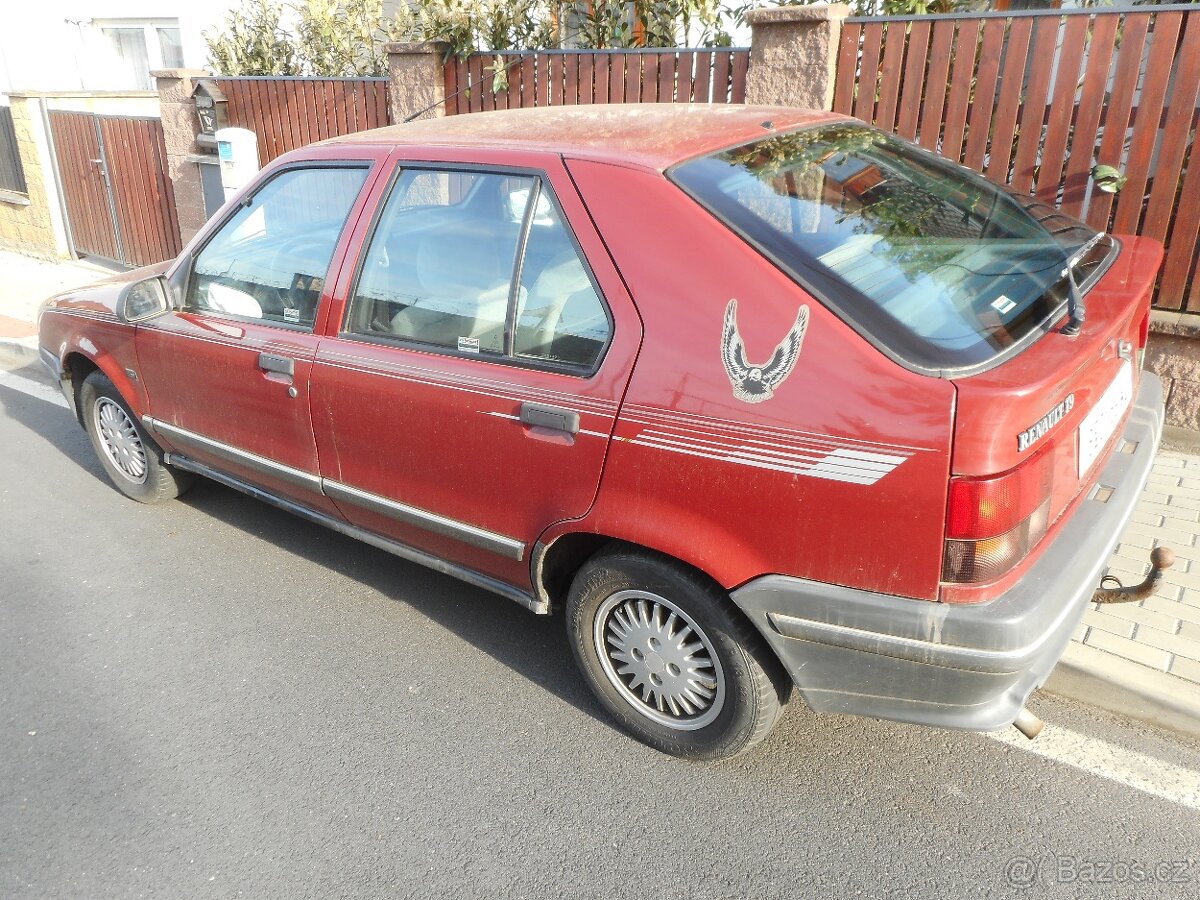 Renault 19 I tmavě červená barva - 10