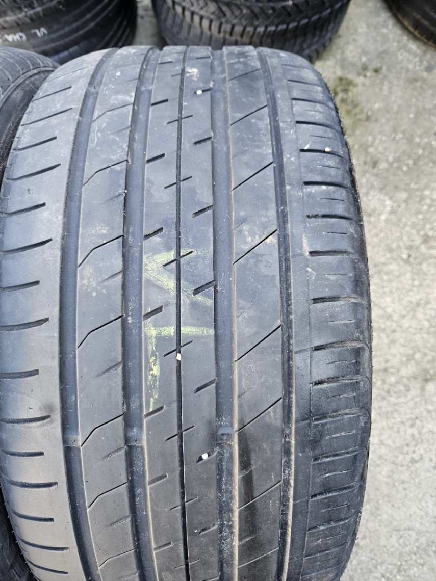 275/35R19 - 10