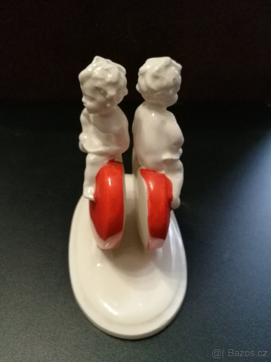 prodam dve porcelanove figurky putto se srdickem - 10
