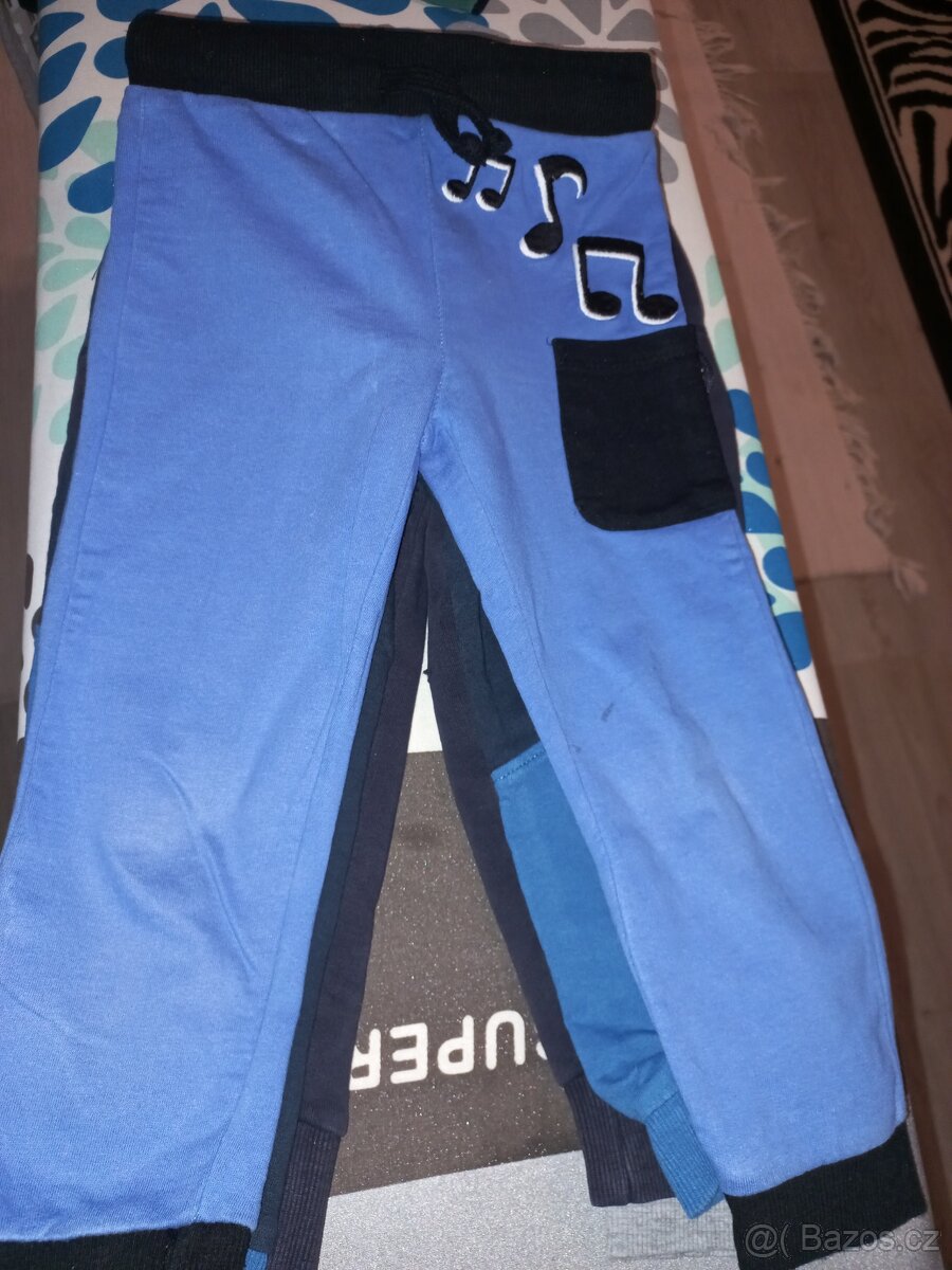 11 kusů hlapecké tepláčky+trička vel.98-104 - 10