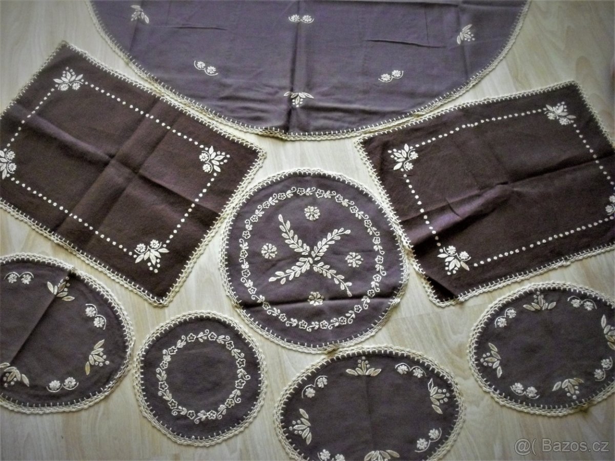 Ručně vyšívaný ubrus + 7 deček. - 10