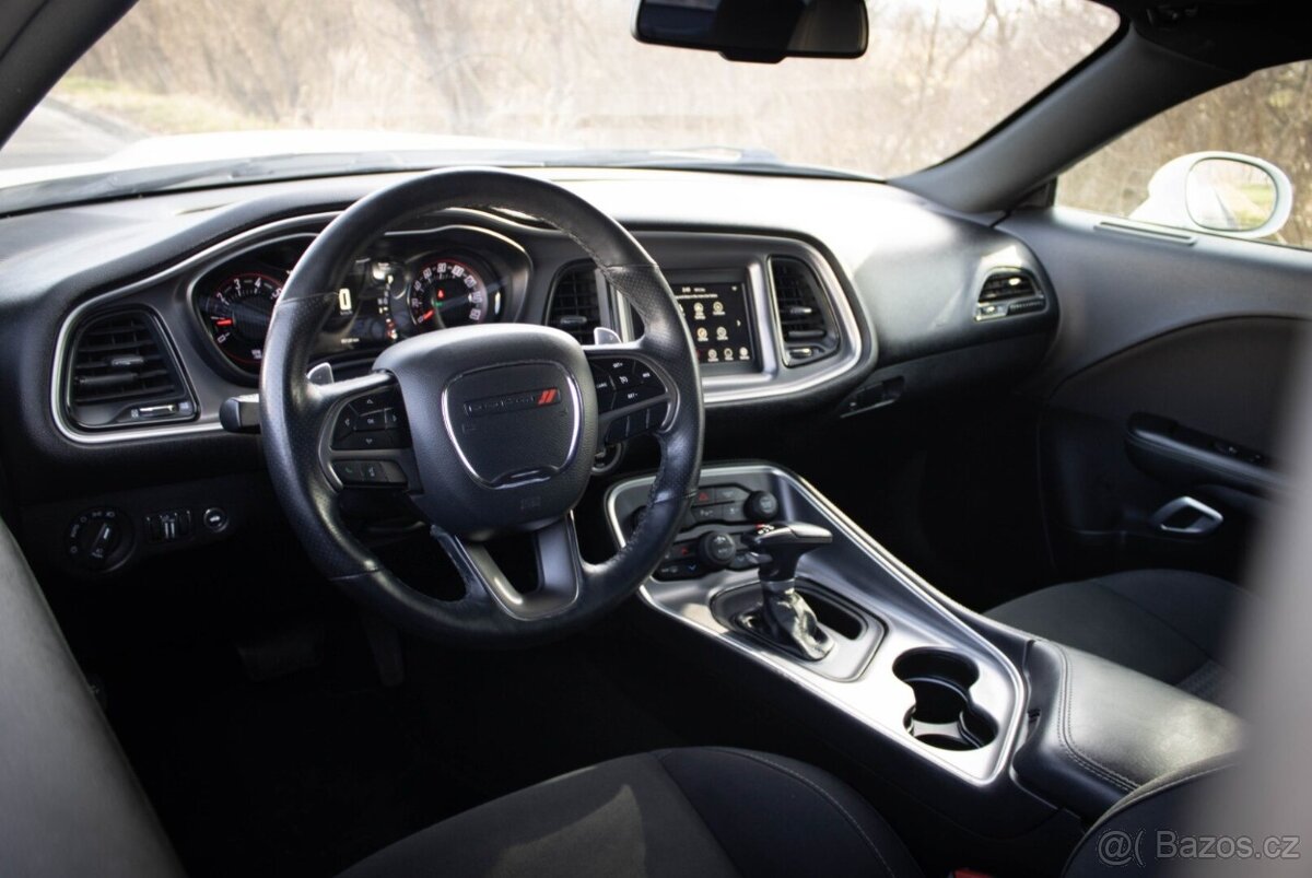 Dodge Challenger 5,7 HEMI RT - 10