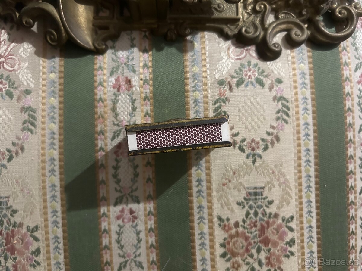 Mosazný nástěnný zápalkovník s obalem na zápalky - 10