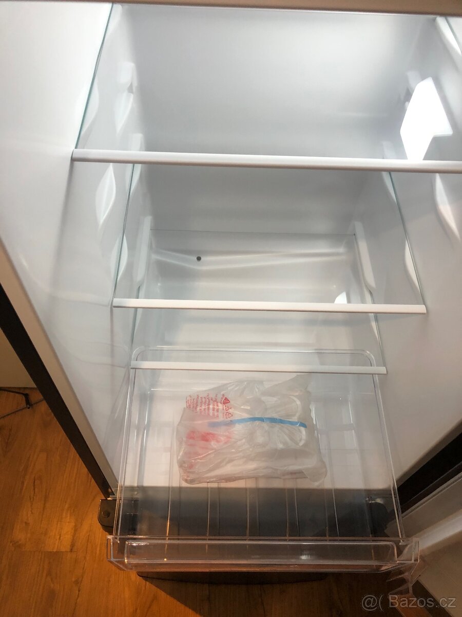 Malá lednice s mrazákem Siguro BF-c241y zánovní - 10