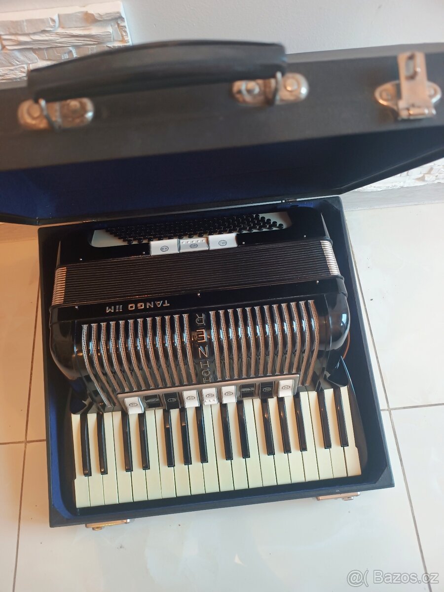 Opravář prodává akordeon Hohner 96 basů - 10
