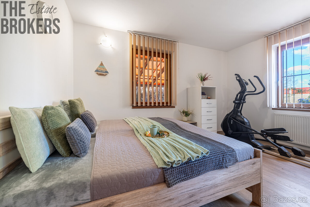 Prodej rodinného domu s novou fasádou, 6+kk, pozemek 956 m2, - 10