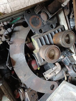 Vyvážečka John Deere 1110D, Valmet náhradní díly - 10