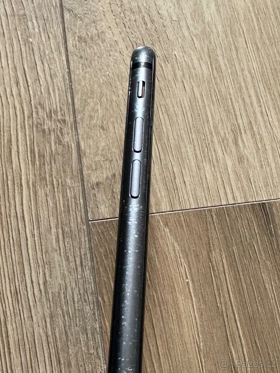 Poškozený iPhone 8 - 10