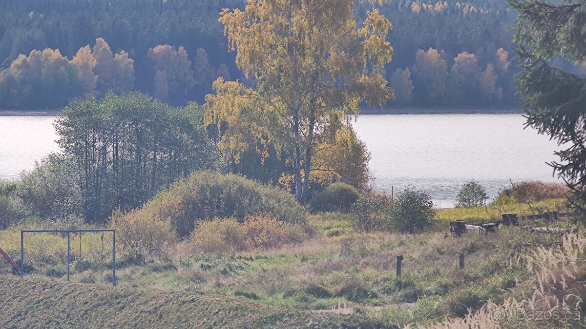 Prodej stavebního pozemku 900 m² s výhledem na jezero - 10