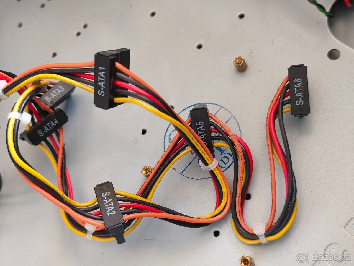 PC skříň (case) Chieftec se zdrojem a kolečky - 10