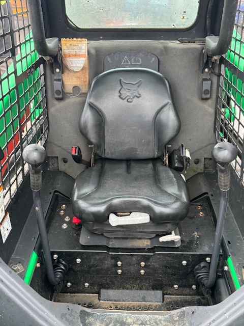 Smykový pásový nakladač Bobcat T550 - 10