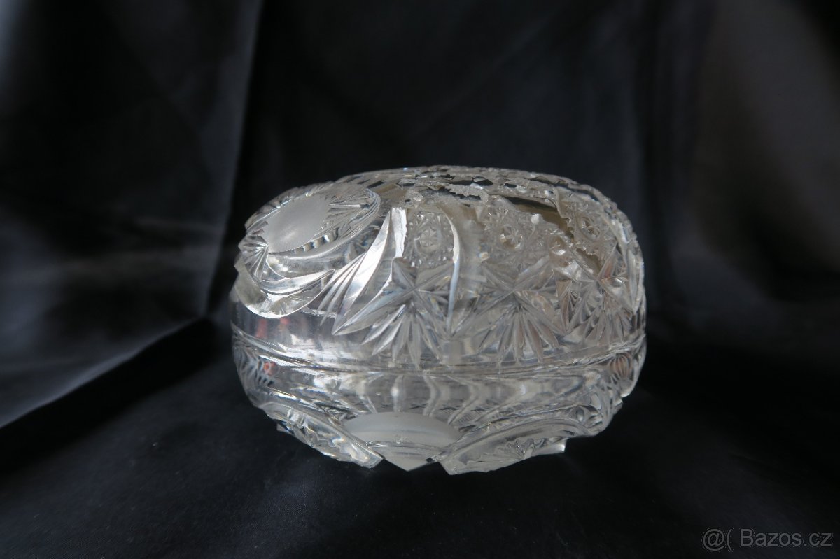 Dóza a misky z broušeného skla - 10