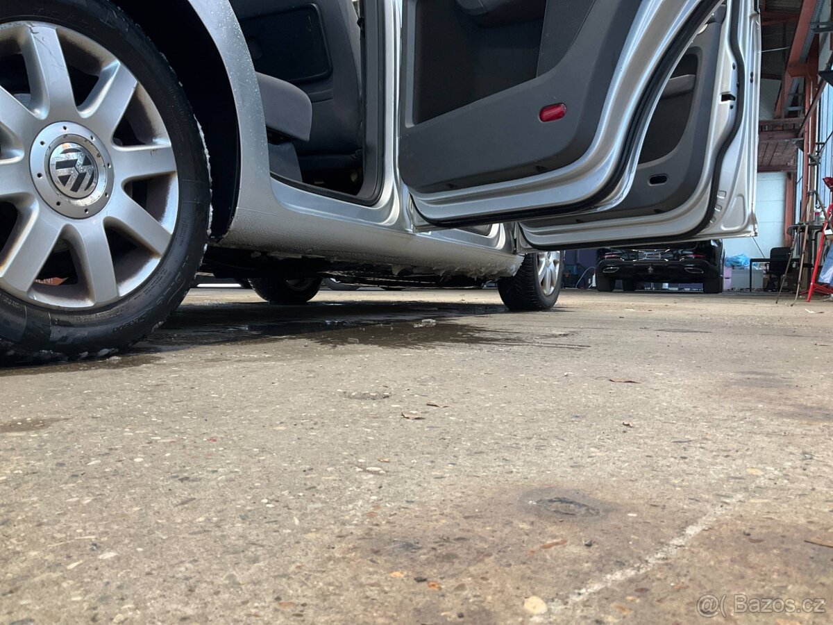 Touran 1.9TDI 77kW,7.Míst,Webasto,Tažné,Bez koroze - 10