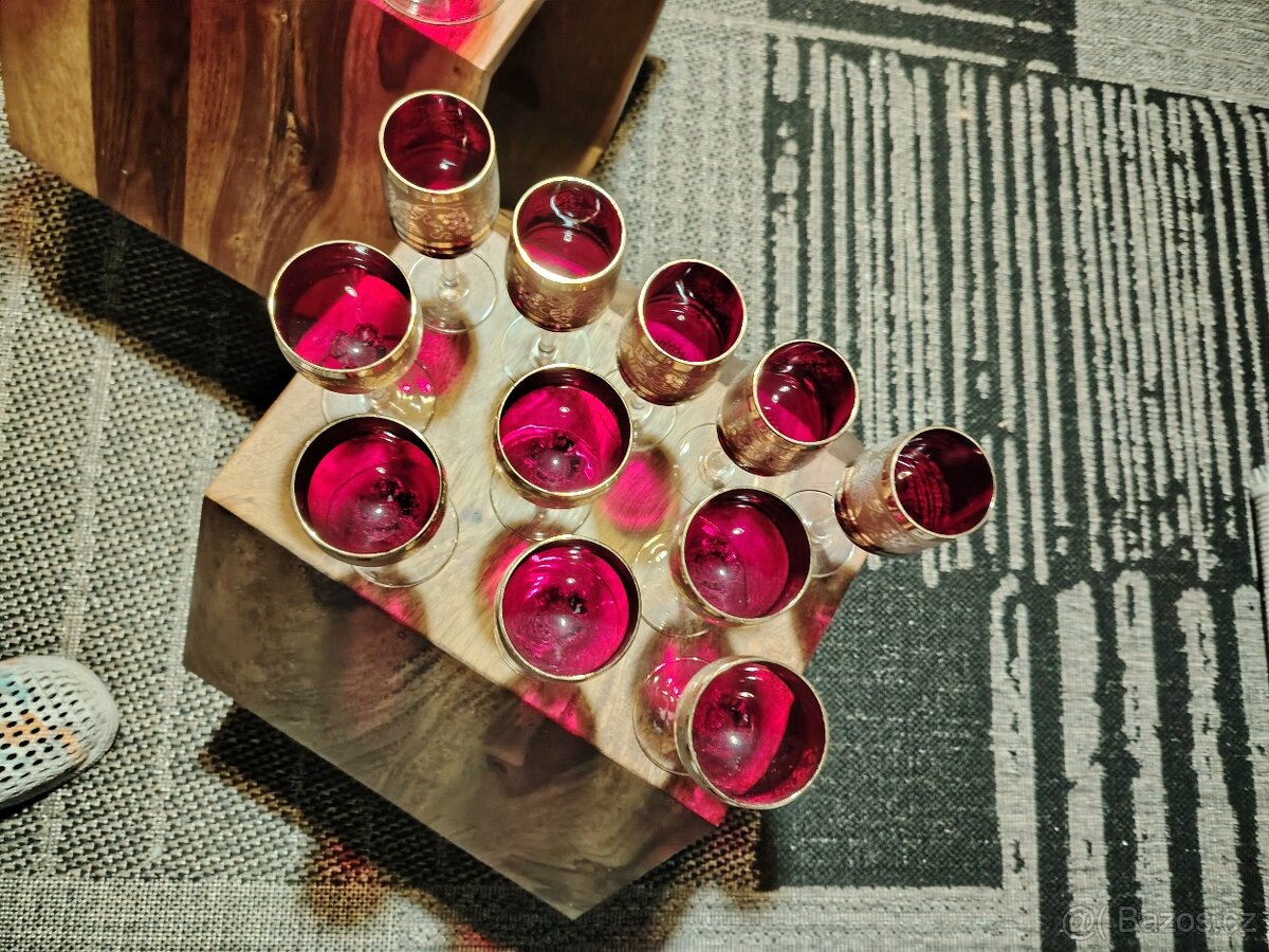 Granátové sklo se zlatým zdobením - 10