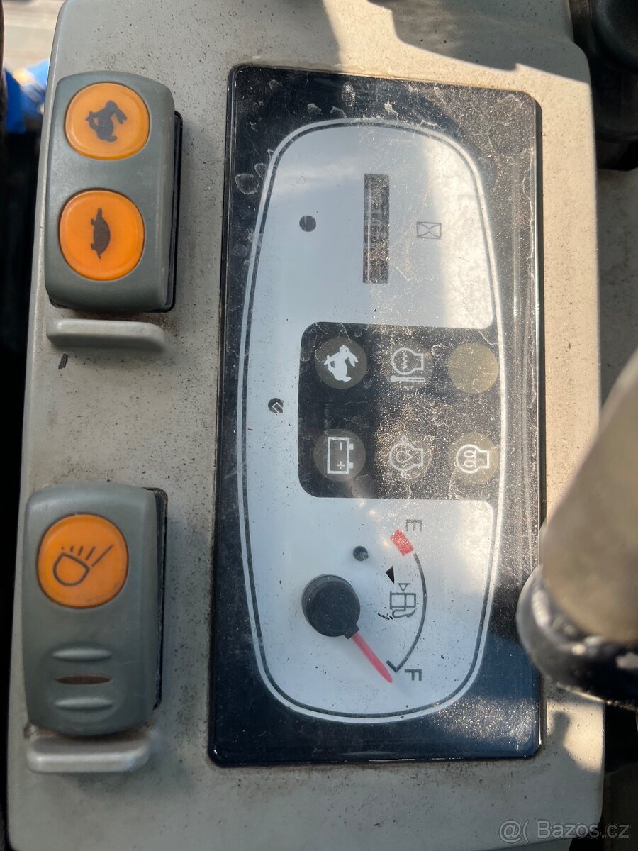 Bagřík KOMATSU PC16R-3HS - 10