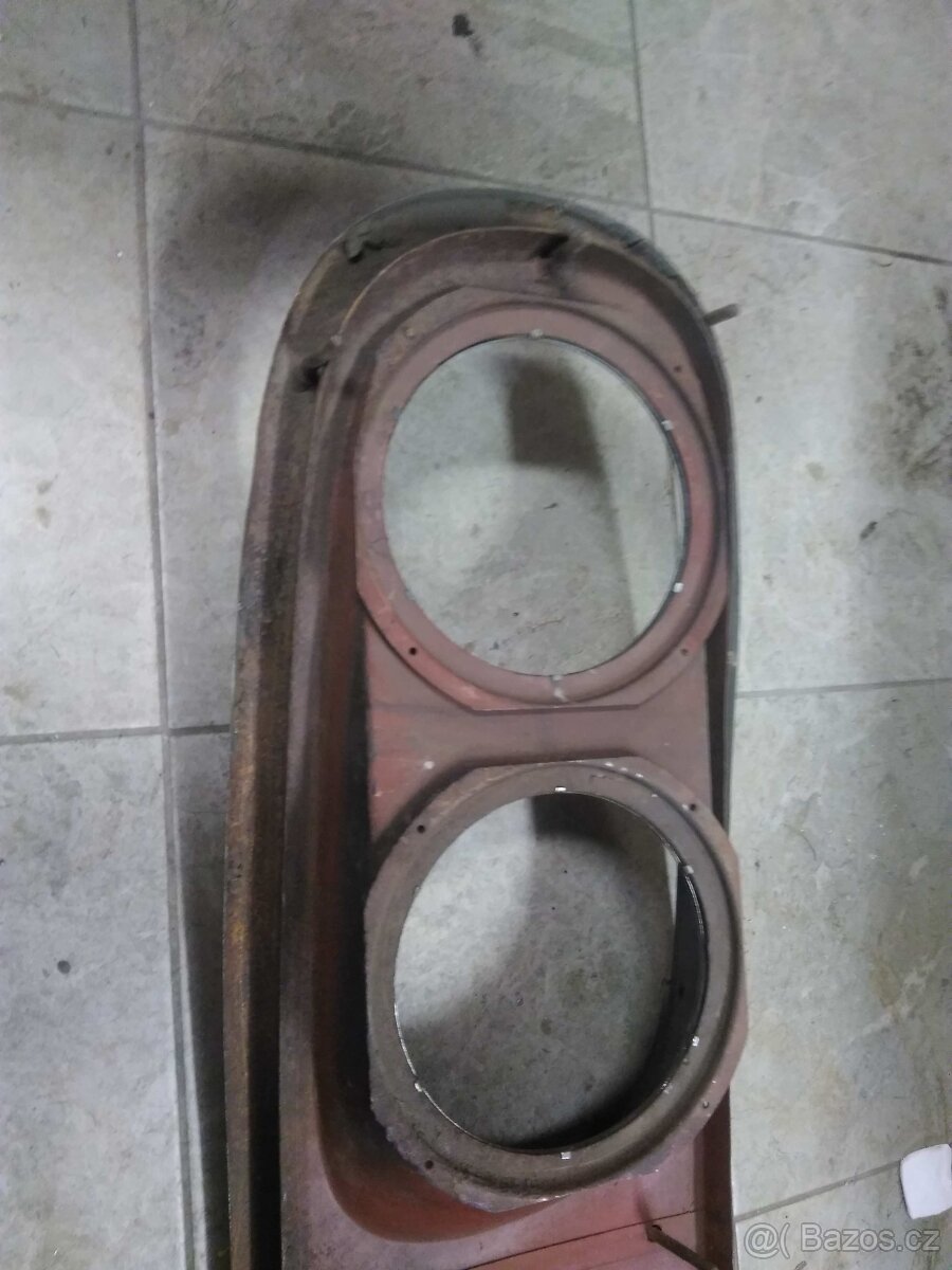 Přední maska z rámečkem Tatra 603. - 10