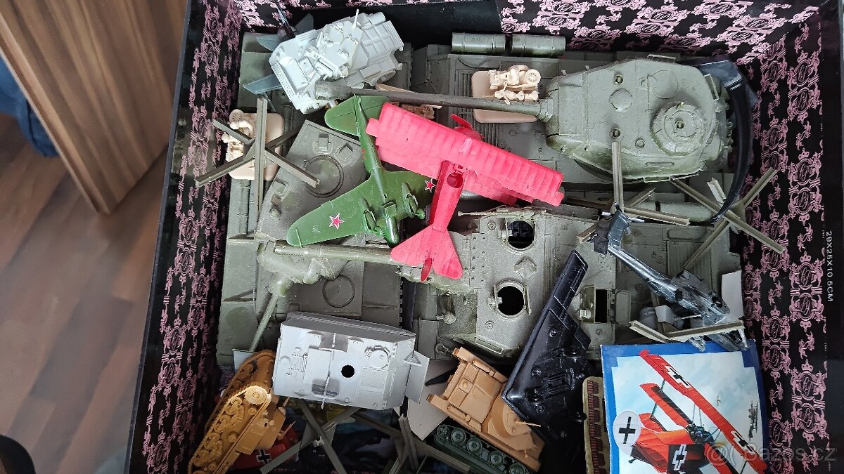 Plastové modely Revell, Zvezda, Italeri, Tamiya + dioramy - 10