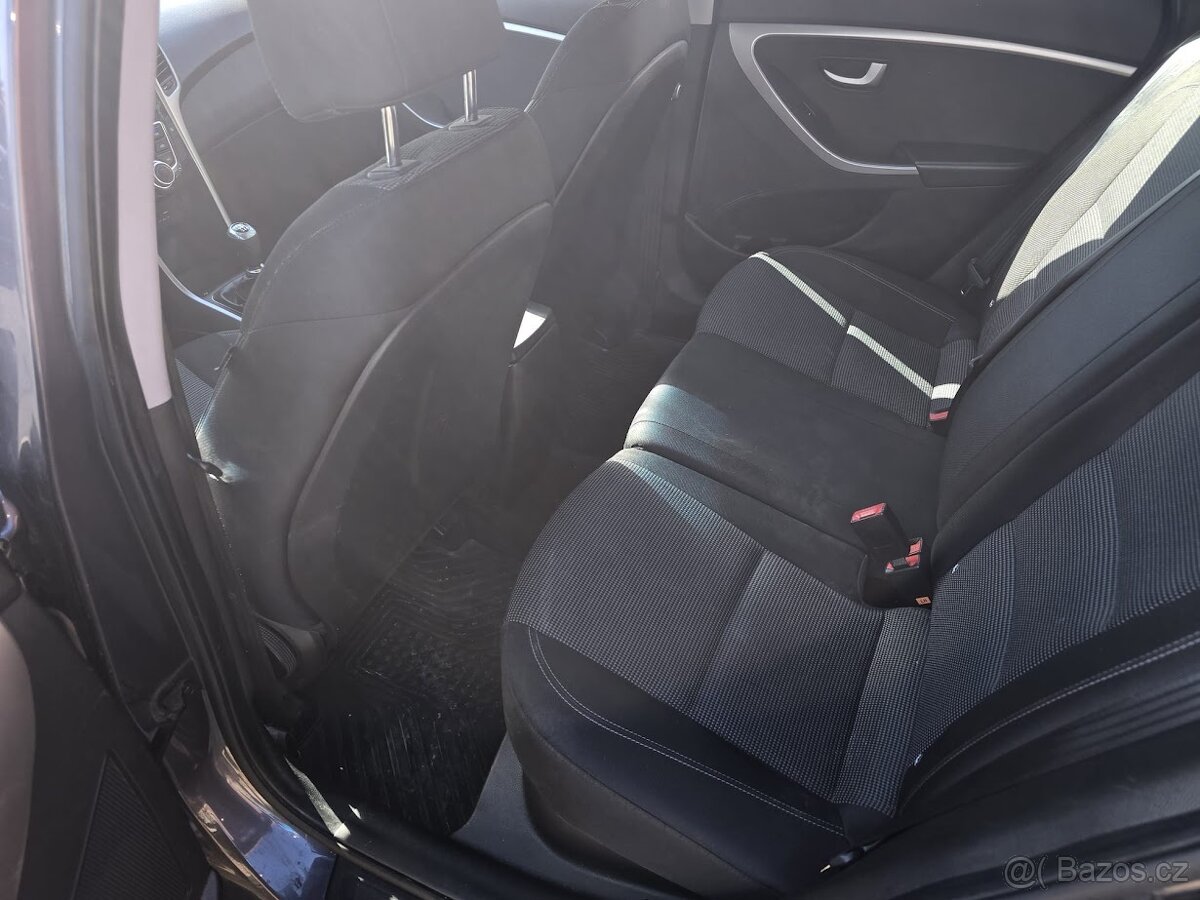 HYUNDAI i30 rok 2016, motor 1,6 DIESEL - 10