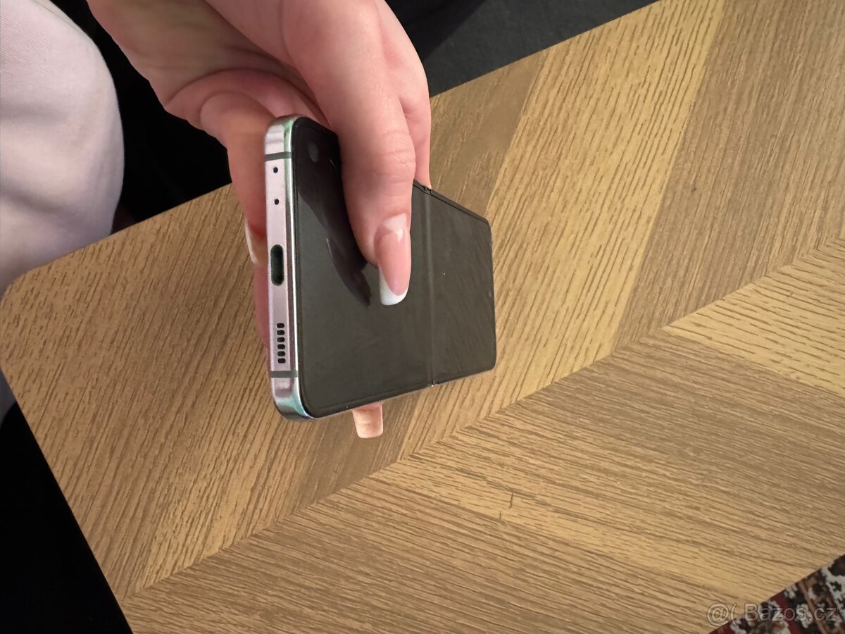 Samsung Galaxy Z Flip 5 - 10