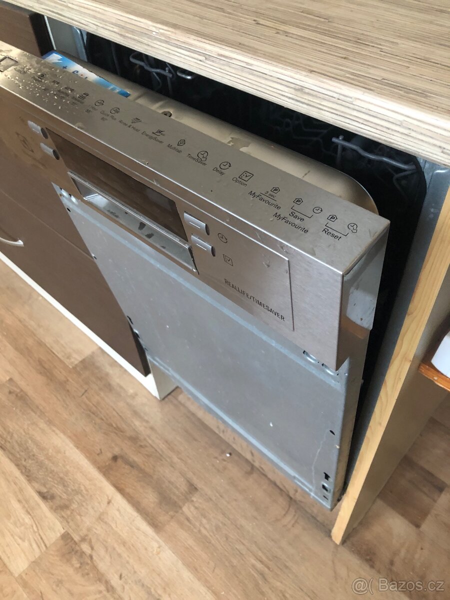 —————-Vstavaná myčka Electrolux, 2900 Kč———— - 10