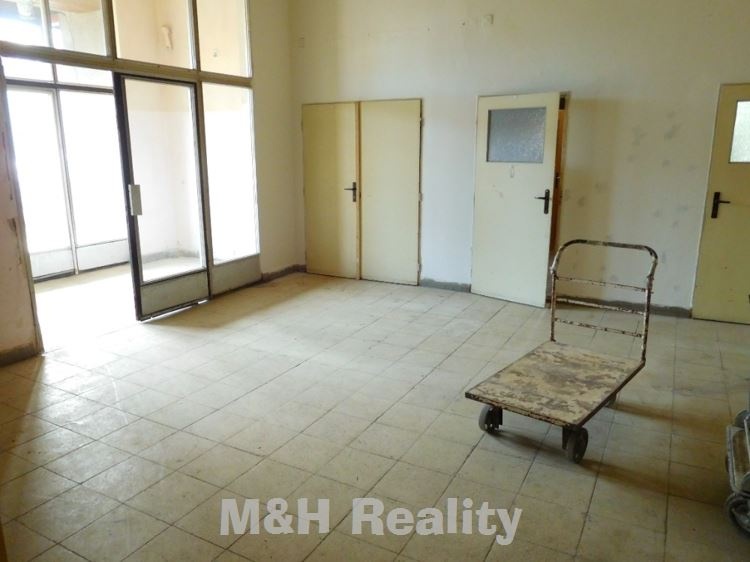 Pronájem prostoru o výměře 40 m2 v 1.PP haly - 10