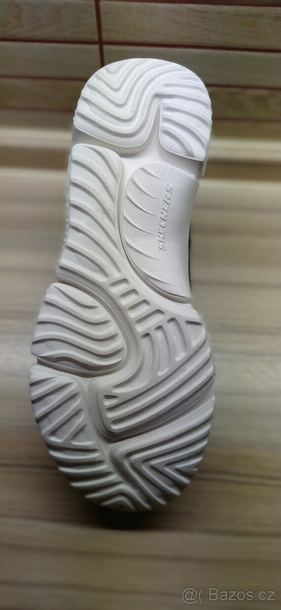 SKECHERS Air-Cooled MEMORY FOAM - 10