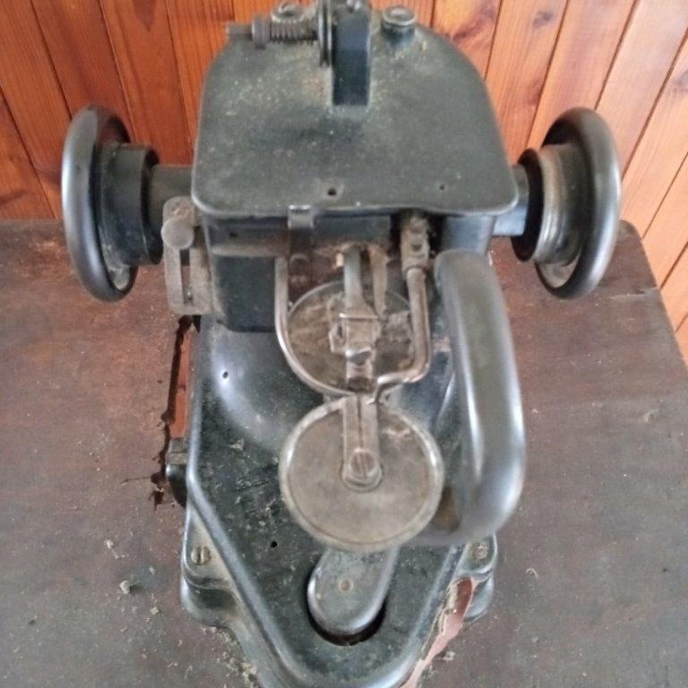 šicí stroje, dírkovačka, napařovací stůl, kožešnický stroj - 10