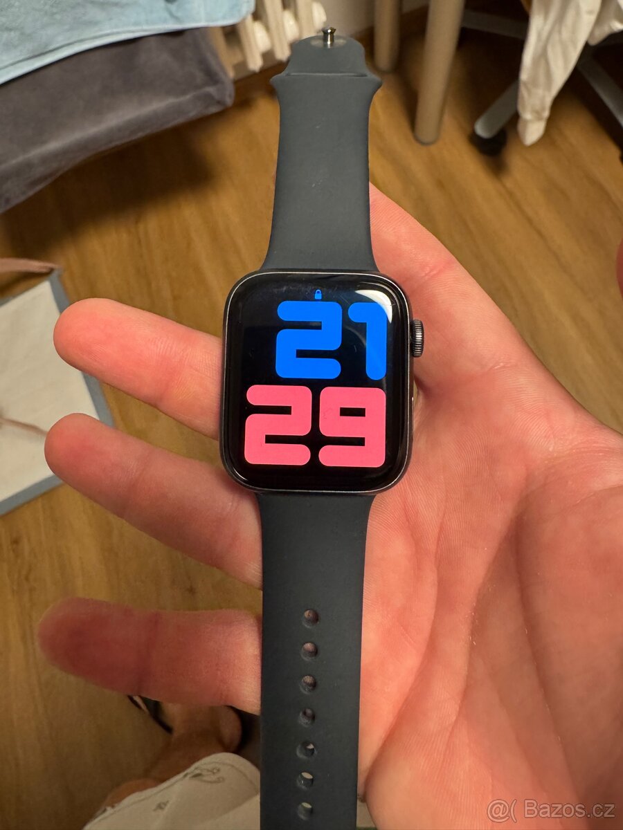Apple Watch SE 1. Generace 44mm - 10