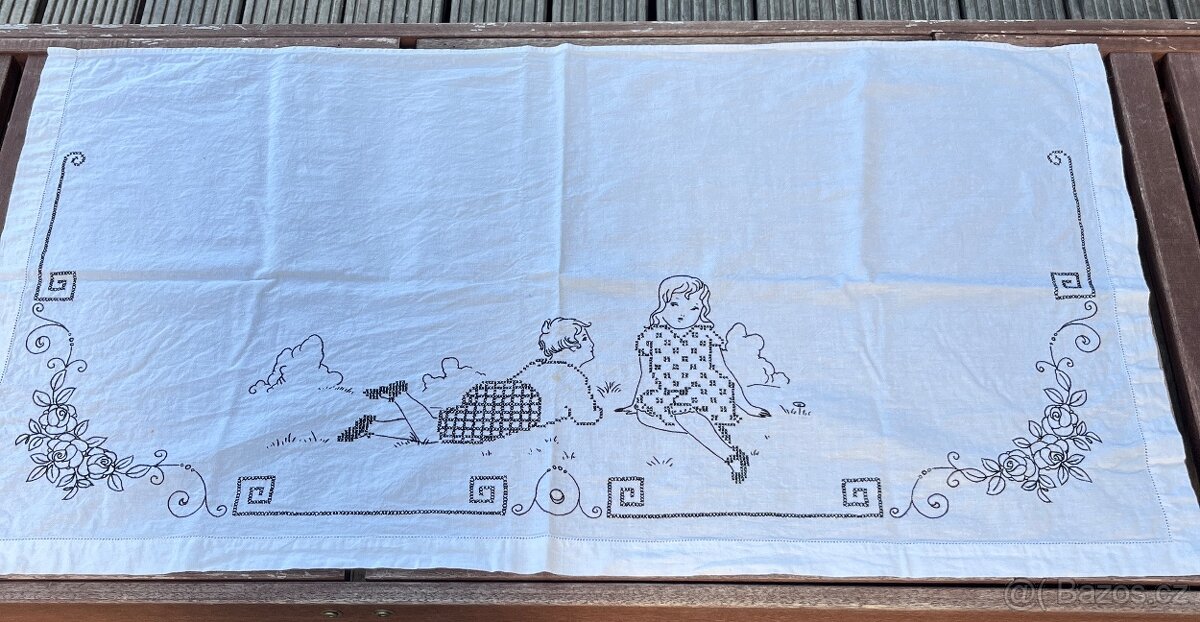 Staré vyšívané ubrusy, háčkované dečky a gobelínový přehoz - 10