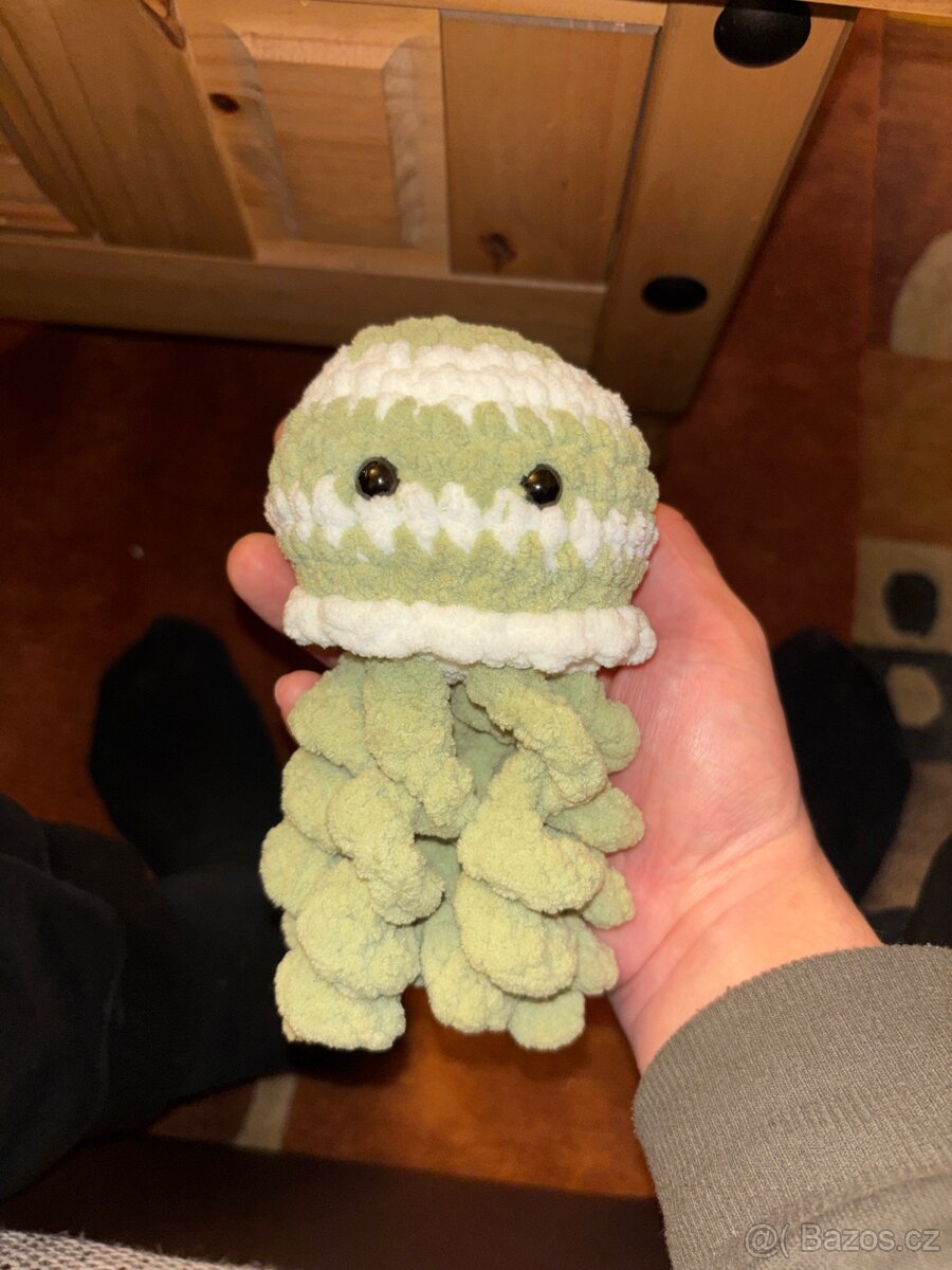 Háčkované medúzy různé barvy - 10