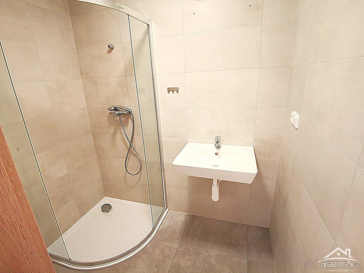 Novostavba domu s osmi byty a parkováním - 10