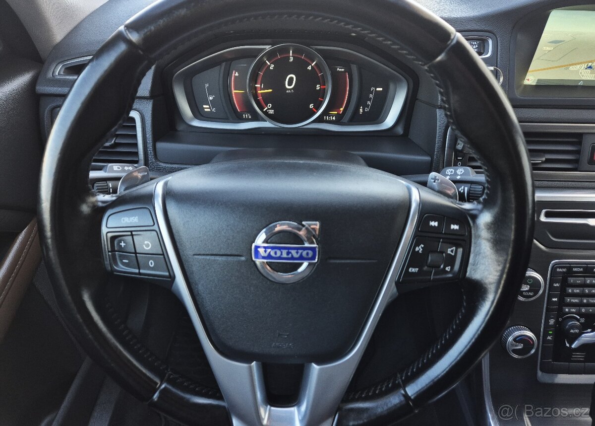 VOLVO XC70 2.4D 133KW 5 VÁLEC 1 MAJITEL AUTOMAT 4x4 XENON - 10