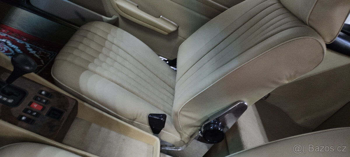 Mercedes-Benz SL R107 560 - 10