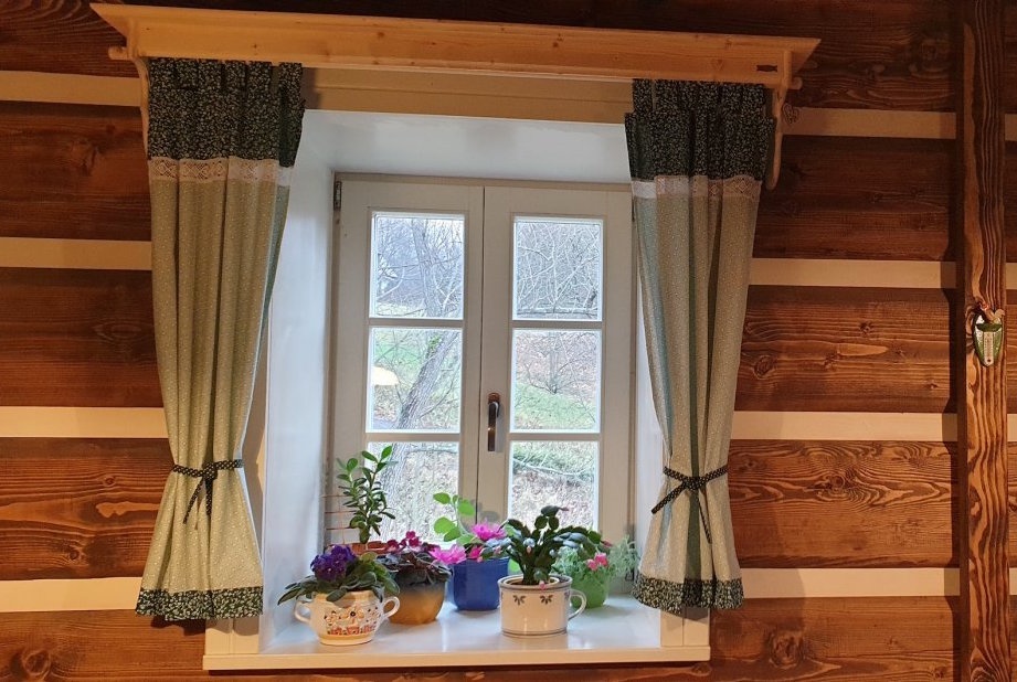 Dřevěná garnýž z masivu s policí na míru. - 10