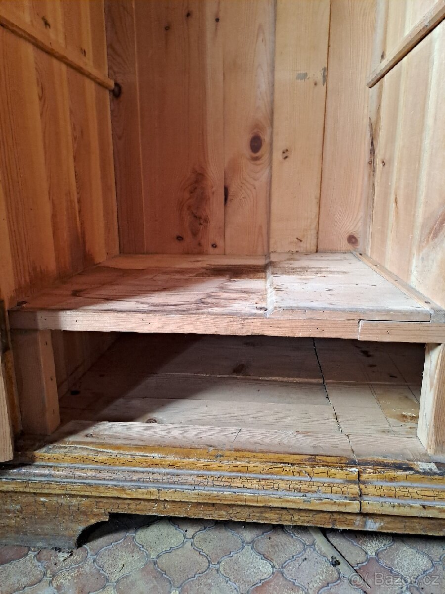 Celodřevěná starožitná skříň 1 - 10