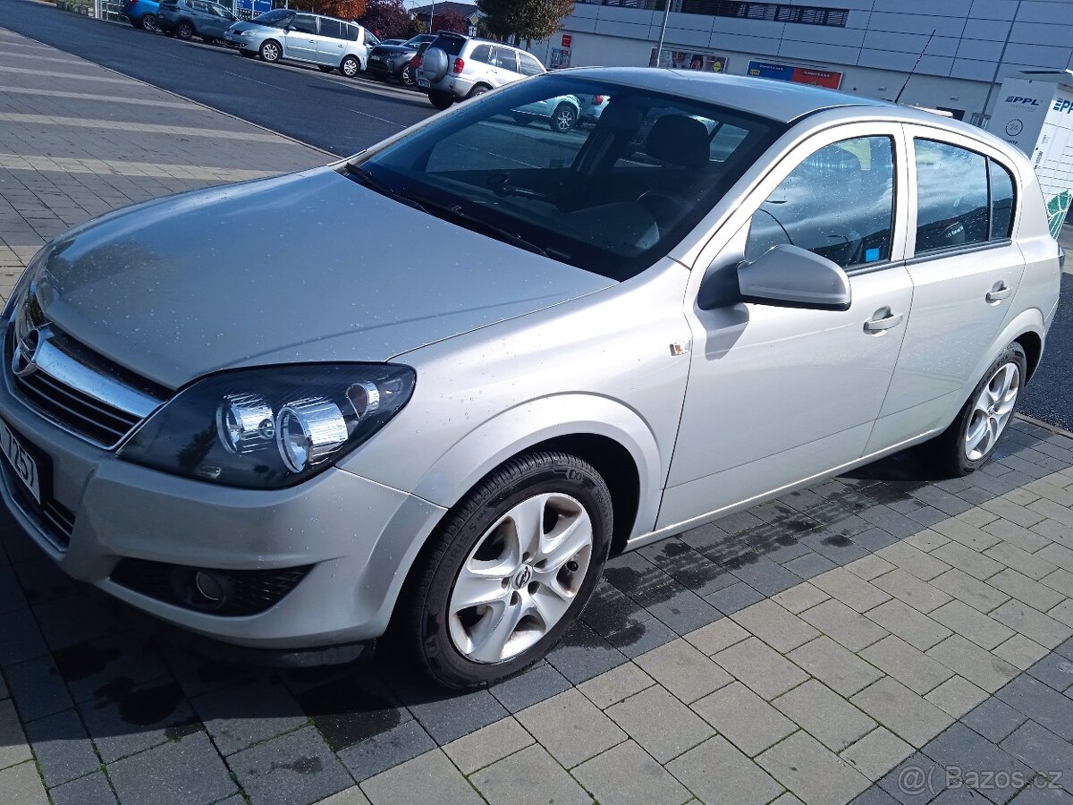 Opel Astra H 1.6 benzín - 10