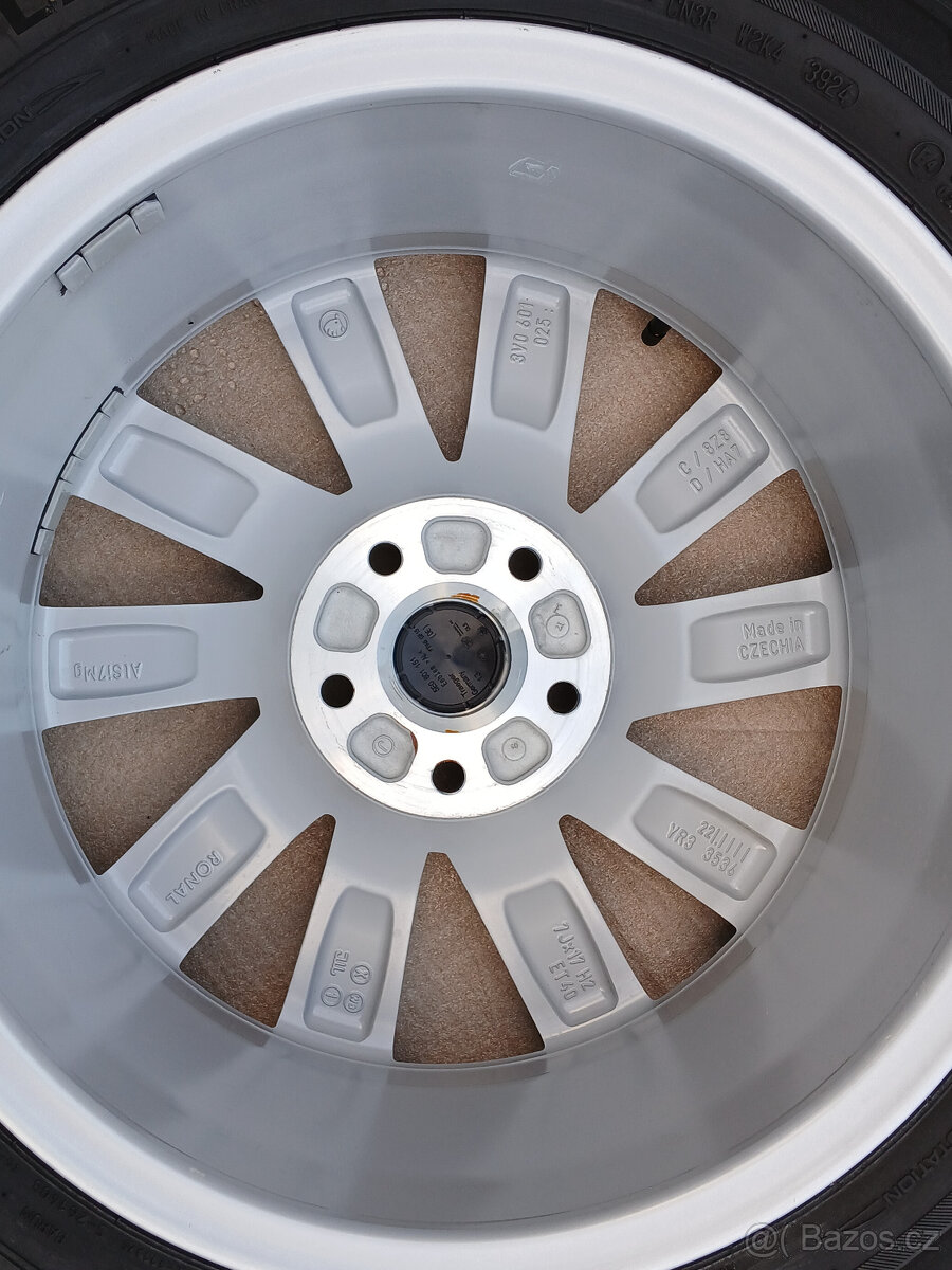 Zánovní zimní orig alu Škoda Superb 215/55/17 vzorek 8mm - 10