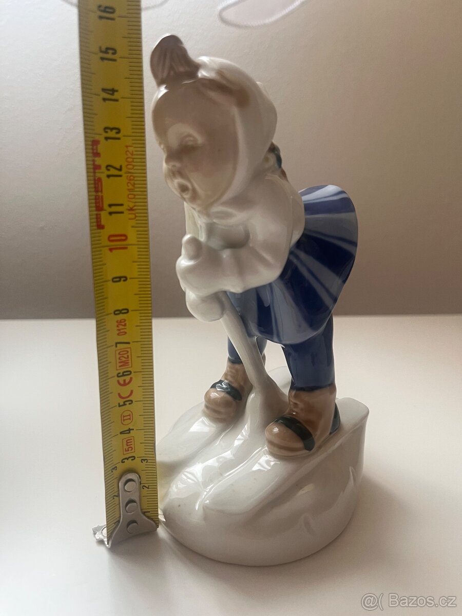 Porcelánová soška - malá lyžařka - 10