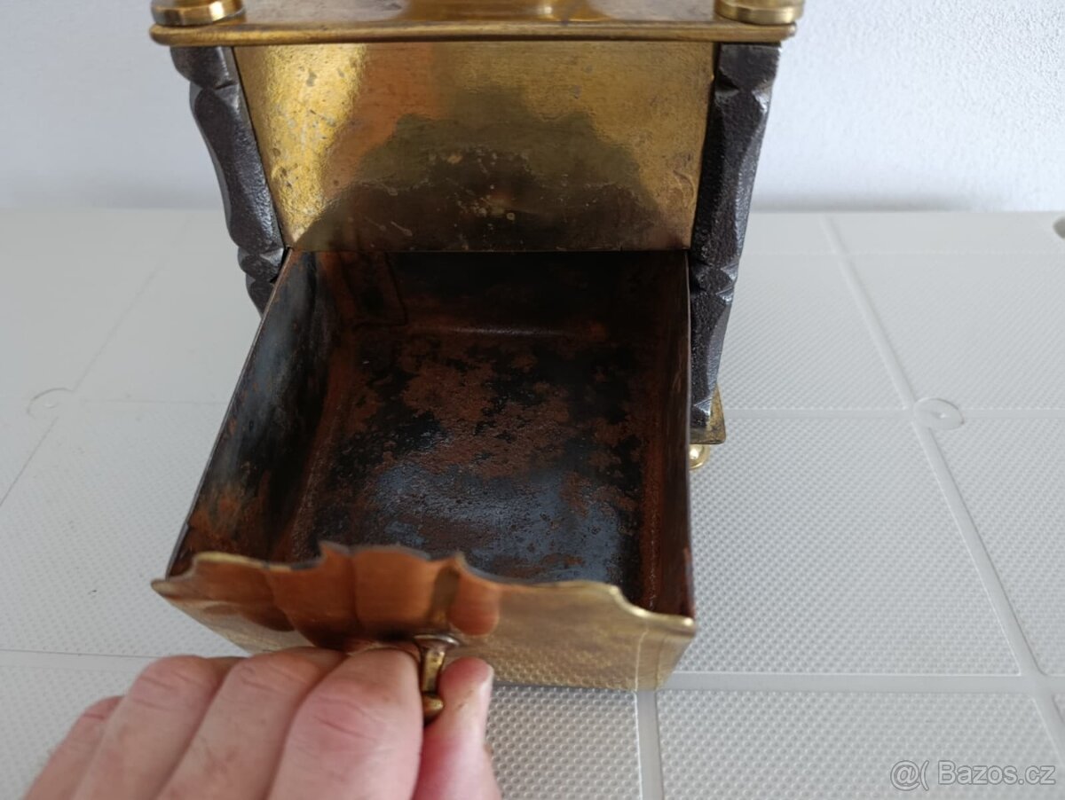 Krásný starožitný mosazný mlýnk na kávu, ručně kov.sloupky - 10