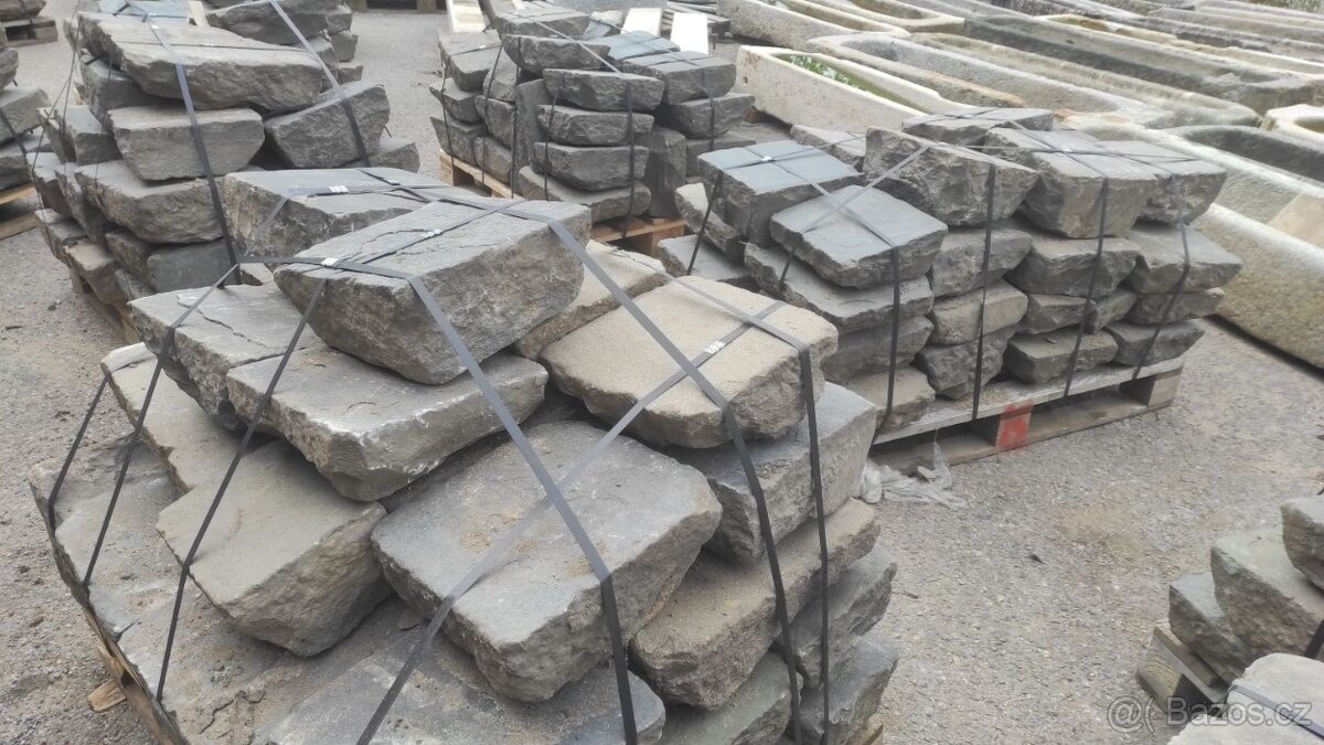 Stará kamenná dlažba, zápražáky, cca 60 m2 - 10